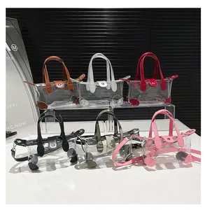 Nahaufnahme mini transparenter PVC-Eimertaschen mit farbigem Lederbesatz im Regal