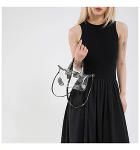 Detail der transparenten Mini-Beuteltasche mit Camouflage-Griff und Metallverschluss