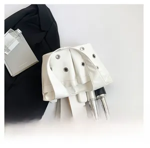 Grand sac à main blanc en cuir montrant la capacité intérieure pour accessoires
