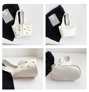 Vue détaillée du sac cabas blanc crème avec œillets métalliques et finition en cuir PU