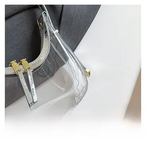 Détails du matériau PVC transparent et des fermetures éclair dorées de ce sac à main argenté