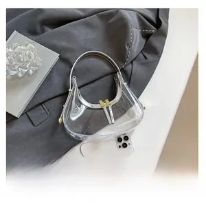 Vue détaillée du sac hobo transparent en PVC avec bordure argentée et métal doré