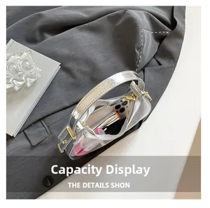 Aperçu de la capacité du sac d'épaule transparent en PVC avec bordure argentée et maquillage