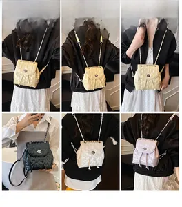 Mini zaino trapuntato con stelle in quattro colori e spalline a catena per donna