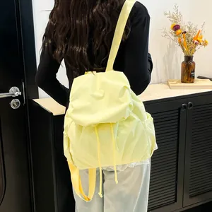 Mochila minimalista de nailon amarillo claro con cordón para mujer en modelo