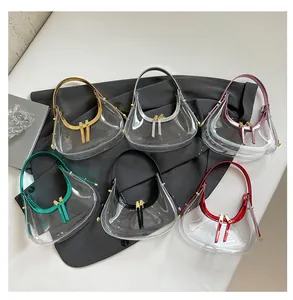 Vue détaillée d'une série de sacs demi-lune en PVC transparent aux reflets métallisés