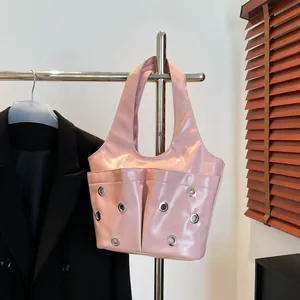 Sac à Bandoulière Rivets et Oeillets Métalliques Femmes Style Punk Y2K Grand Sac Fourre-Tout en Cuir PU Brillant Streetwear
