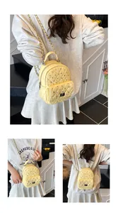 Dettaglio di mini zaino trapuntato giallo pallido con tracolla a catena su modella