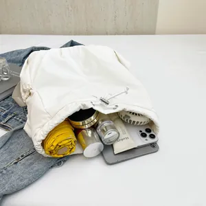 Mochila blanca plisada con cordón ajustable, gran capacidad y tejido suave acolchado