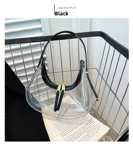 Détail d'un sac à main transparent en PVC avec bordure en cuir noir et fermeture éclair dorée