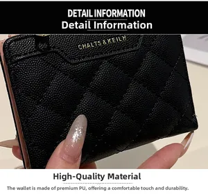 Gros plan sur la texture en cuir PU noir matelassé avec logo doré sur le petit portefeuille