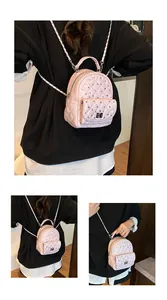 Dettaglio mini zaino trapuntato rosa con borchie e spallacci a catena in metallo