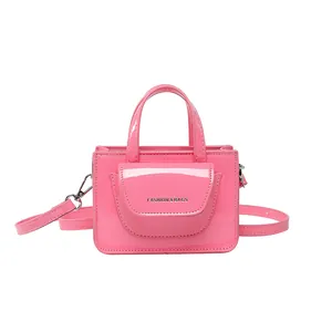 Glänzende hellrosa Lackleder-Minihandtasche mit Tragegriff und Umhängeriemen