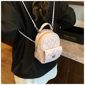 Mini zaino rosa trapuntato con strass scintillanti e dettagli della tracolla a catena