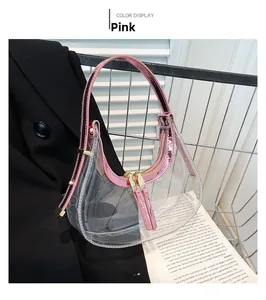 Détails des finitions métalliques roses et doubles fermetures éclair sur un sac croissant