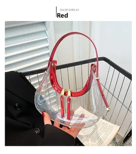 Détail du sac croissant en PVC transparent rouge avec bordure en cuir verni brillant