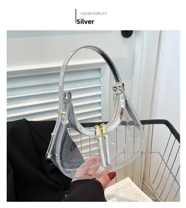 Détail du sac demi-lune en PVC transparent argenté avec double fermeture éclair