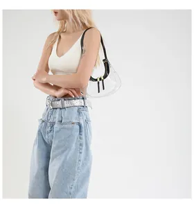Détail d'un sac à bandoulière rétro transparent avec bordure noire et fermeture dorée