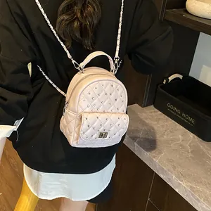 Mini zaino rosa trapuntato da donna con spalline a catena e decorazioni luccicanti