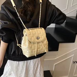 Mini zaino chic in pelle PU color crema con trapuntatura a stella e spalline a catena