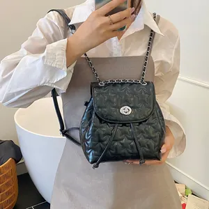 Mini zaino da donna in pelle PU nera con motivo trapuntato a stelle e tracolle a catena