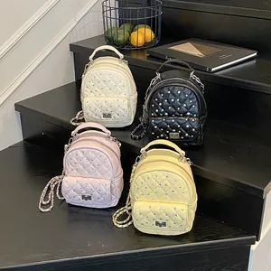 Mini zaini trapuntati con strass e tracolle a catena in quattro eleganti colori pastello
