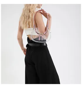 Gros plan d'un sac sous les bras en PVC transparent avec paillettes roses sur un mannequin