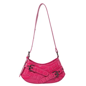 Magenta Unterachseltasche mit Krokodilprägung und Metallschnallen auf weißem Hintergrund