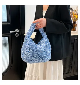 Nahaufnahme der hellblauen Hobo-Tasche mit weichem Plissee-Design und Wolkenform