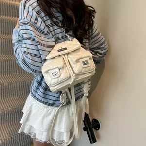 Mini sac à dos beige matelassé avec fermoirs argentés et poignée élégante en chaîne