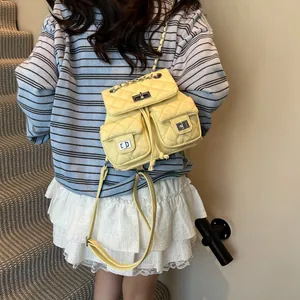 Mini sac à dos matelassé jaune pâle avec fermoirs tournants en métal et chaînes