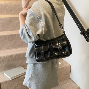 Borsa sottobraccio nera lucida con design multitasche e tracolla regolabile