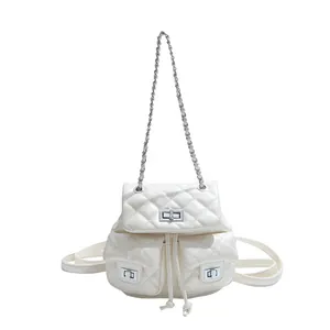 Mini sac à dos blanc matelassé avec bretelles en chaîne argentée et fermoir pivotant