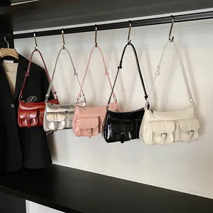 Borse tote stile biker multicolore con tasche esposte su ganci in metallo