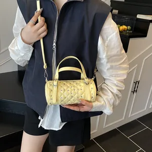 Sac cylindre matelassé jaune pâle à la mode avec strass et accessoires en argent