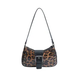 Bolso baguette retro de leopardo con remaches plateados y solapa de hebilla negra