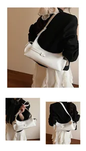 Vue en trois parties du sac sous le bras en cuir mat blanc avec bandoulière réglable