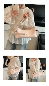 Détails du sac à bandoulière demi-lune rose avec boucle en cuir et sangle réglable