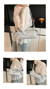 Détail du sac à bandoulière en cuir brillant bleu clair avec boucle décorative et sangle