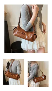 Détail du sac d'épaule en cuir marron brillant avec boucle et poches latérales