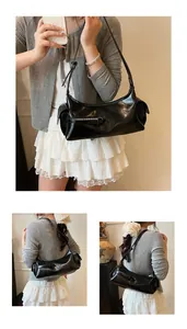 Détails du sac à bandoulière vintage en cuir noir avec zips argentés et poches latérales