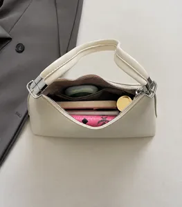 Draufsicht auf cremeweiße PU-Schultertasche mit geräumigem Innenraum und vielen Fächern
