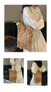 Détail d'un sac cabas en macramé beige avec longues franges et texture tissée à la main