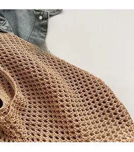 Gros plan détaillé de la texture du sac cabas en maille tressée au design artisanal