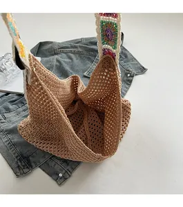 Vue détaillée d'un sac cabas en crochet fait main avec anses colorées et style bohème