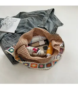 Vue détaillée du grand sac tissé avec bandoulière fleurie au crochet et intérieur