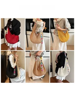 Collage de mannequins portant des sacs cabas en crochet faits main en cinq couleurs