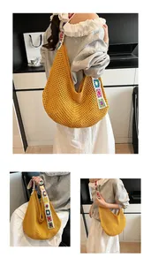Détail du sac cabas tissé jaune avec bandoulière à fleurs crochetées pour la plage