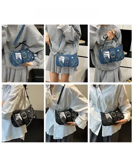 Collage de sacs sous le bras en denim avec chaîne étoile en bleu et noir sur modèle