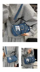 Détail du sac sous le bras en denim avec chaîne en métal, boutons vintage et patchs étoiles